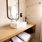 Hotel Logis Restaurant & La Rochette 3*