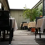 Hotel Logis Restaurant & La Rochette 3*