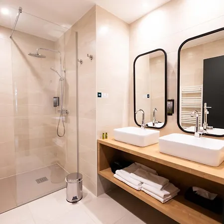 ホテル Logis Restaurant & La Rochette ラバロッシュ