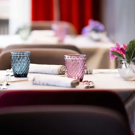 Logis Restaurant & La Rochette ホテル ラバロッシュ