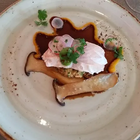 Logis Restaurant & La Rochette ラバロッシュ