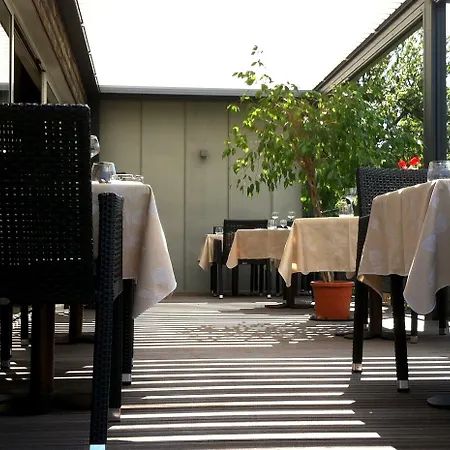 מלון Logis Restaurant & La Rochette 3*