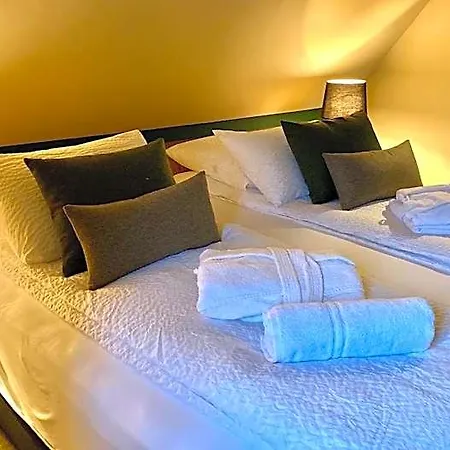Hotel Logis Restaurant & La Rochette 3*