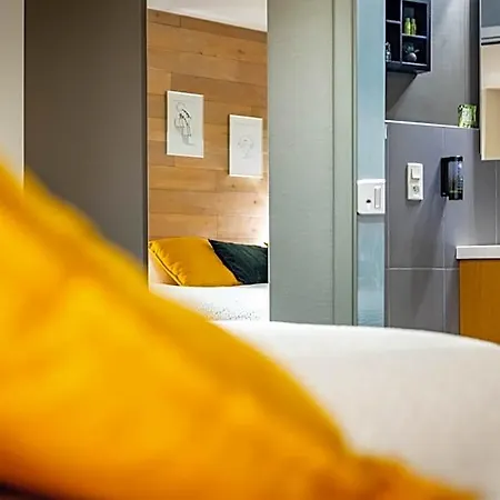 Hotel Logis Restaurant & La Rochette 3*