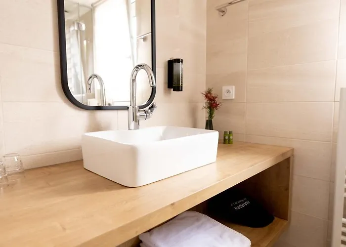 Hotel Logis Restaurant & La Rochette 3*