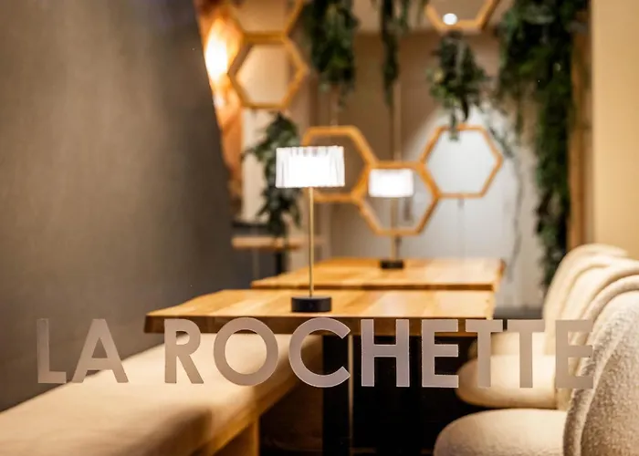 Logis Restaurant & La Rochette מלון 3*