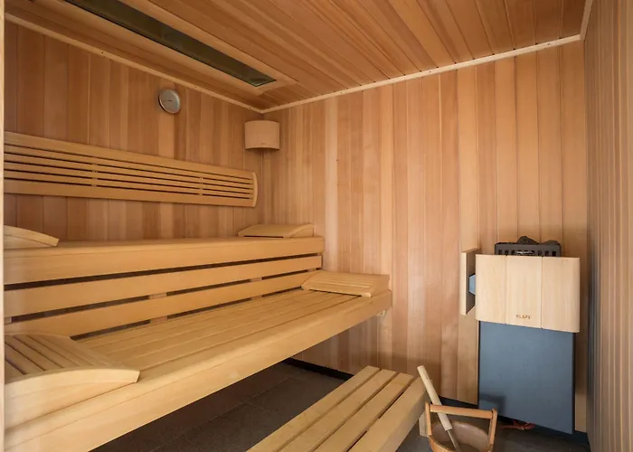 Hotel Logis Restaurant & La Rochette 3*