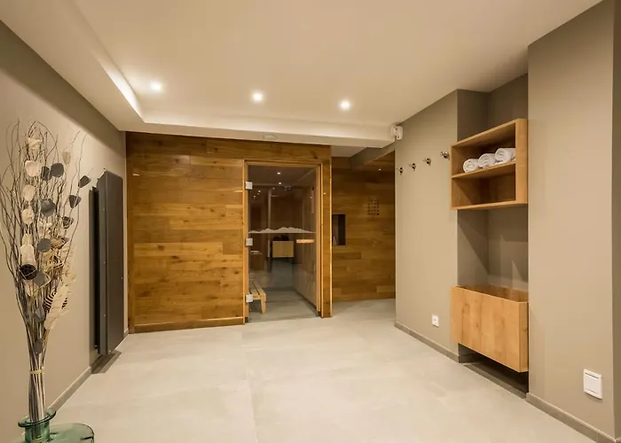 Hotel Logis Restaurant & La Rochette 3*